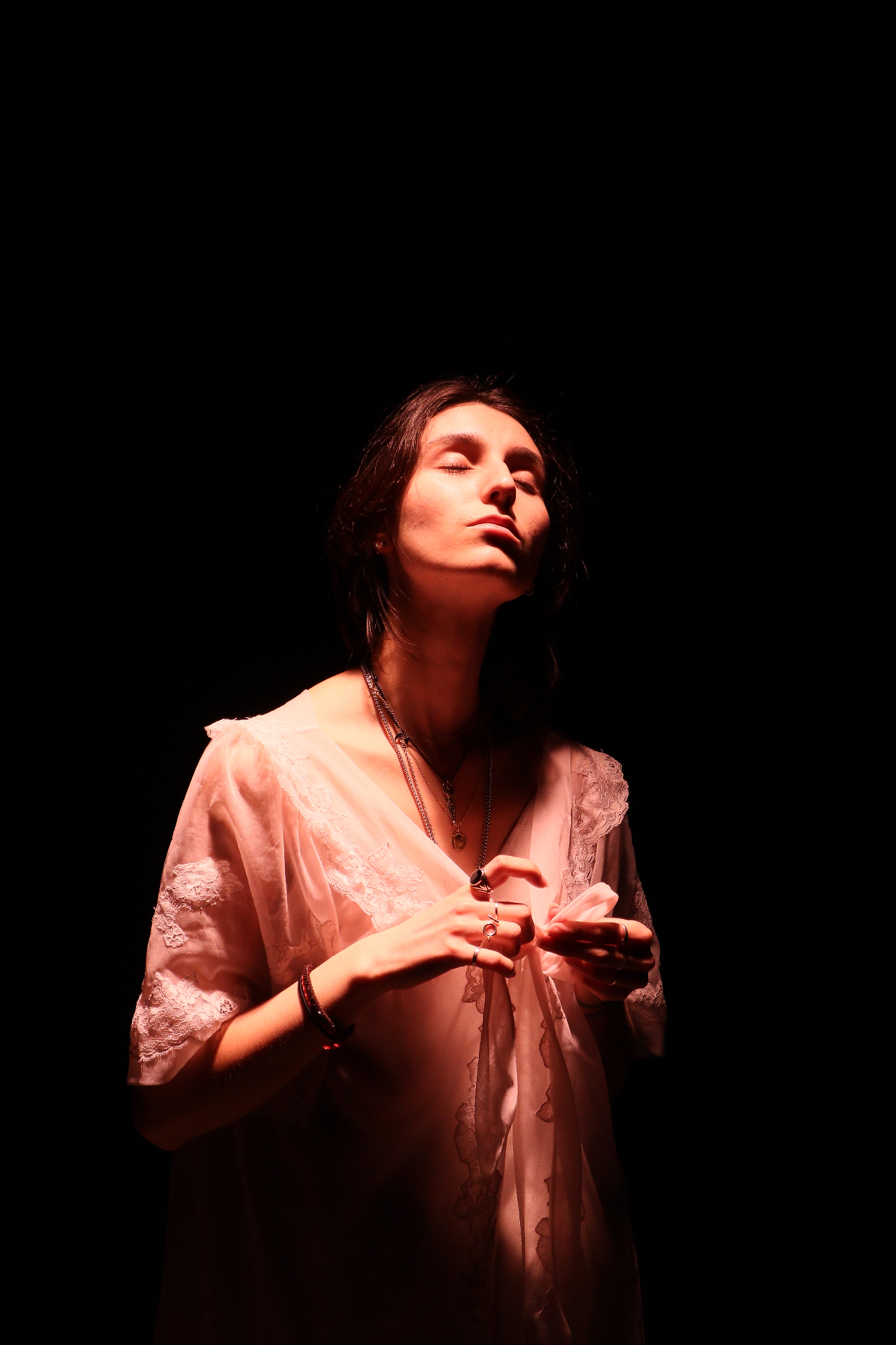 Scène Le Petit Prince - personnage en robe rose