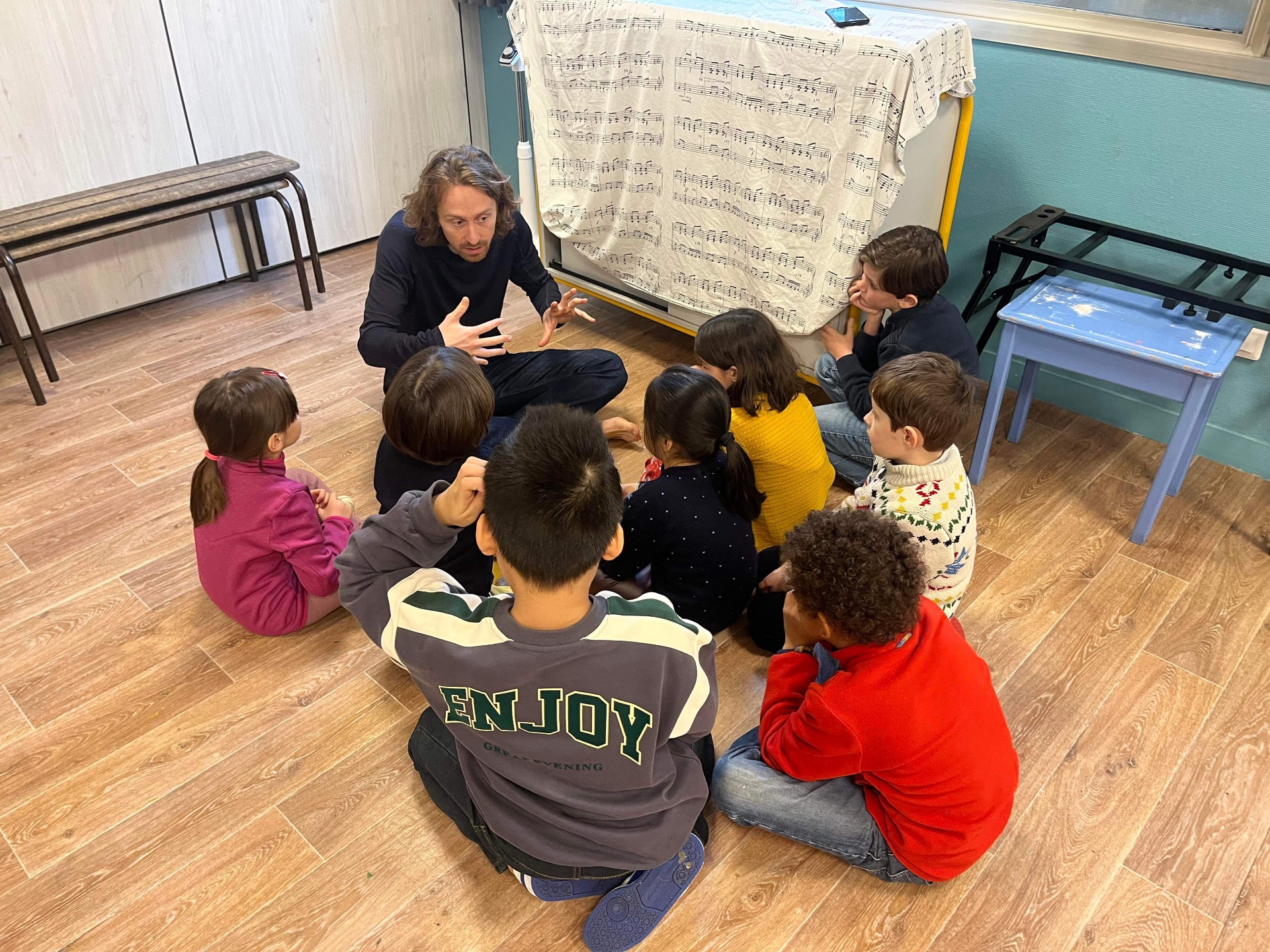 Atelier de médiation culturelle avec des enfants en cercle