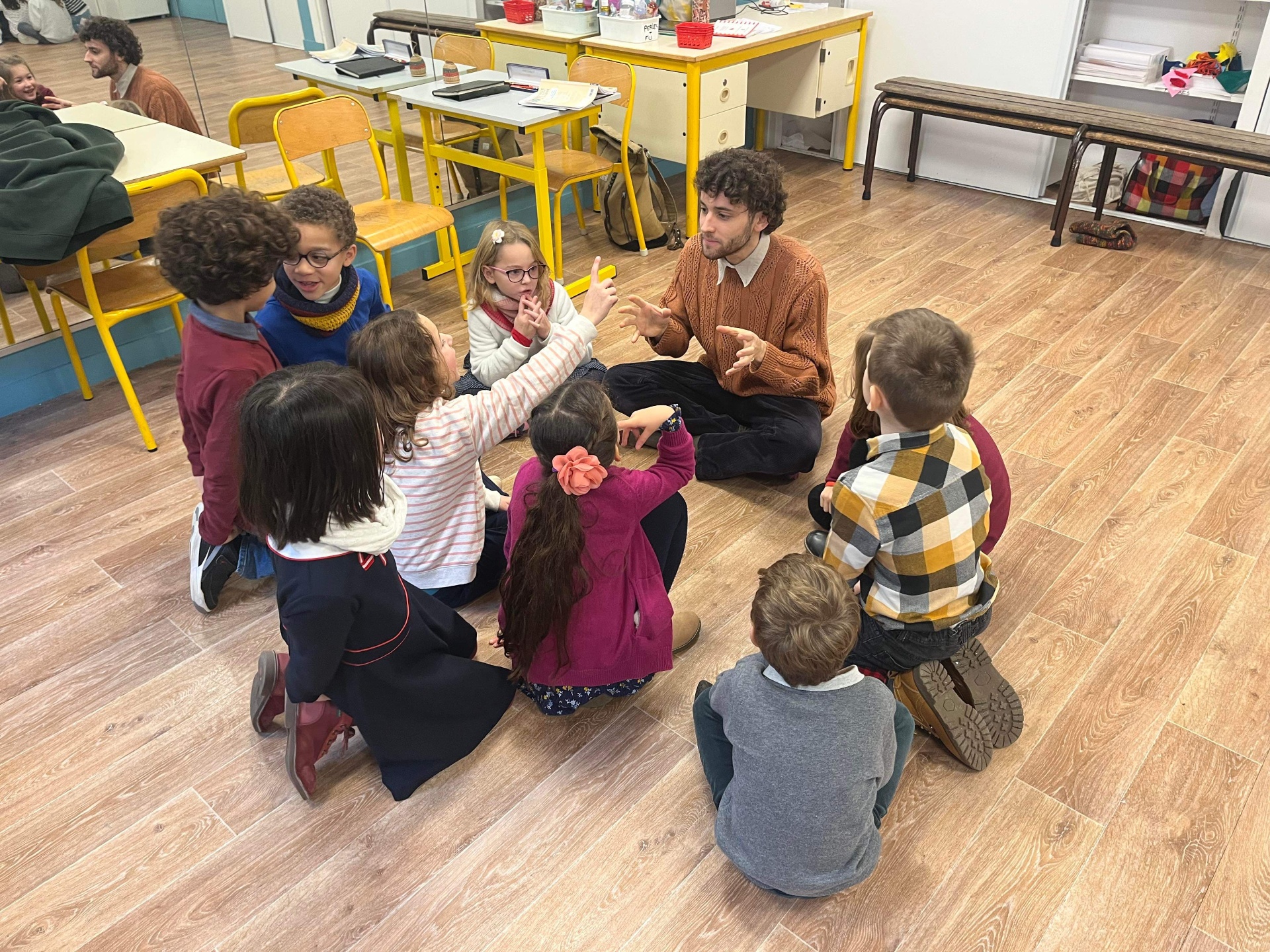 Séance de théâtre avec un groupe d'enfants